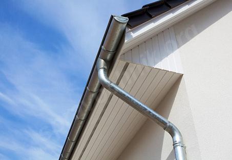 Чем опасен неграмотный монтаж водостоков?