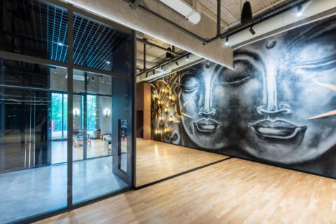 Перегородки и двери nayada в интерьере в фитнес клубе anvil